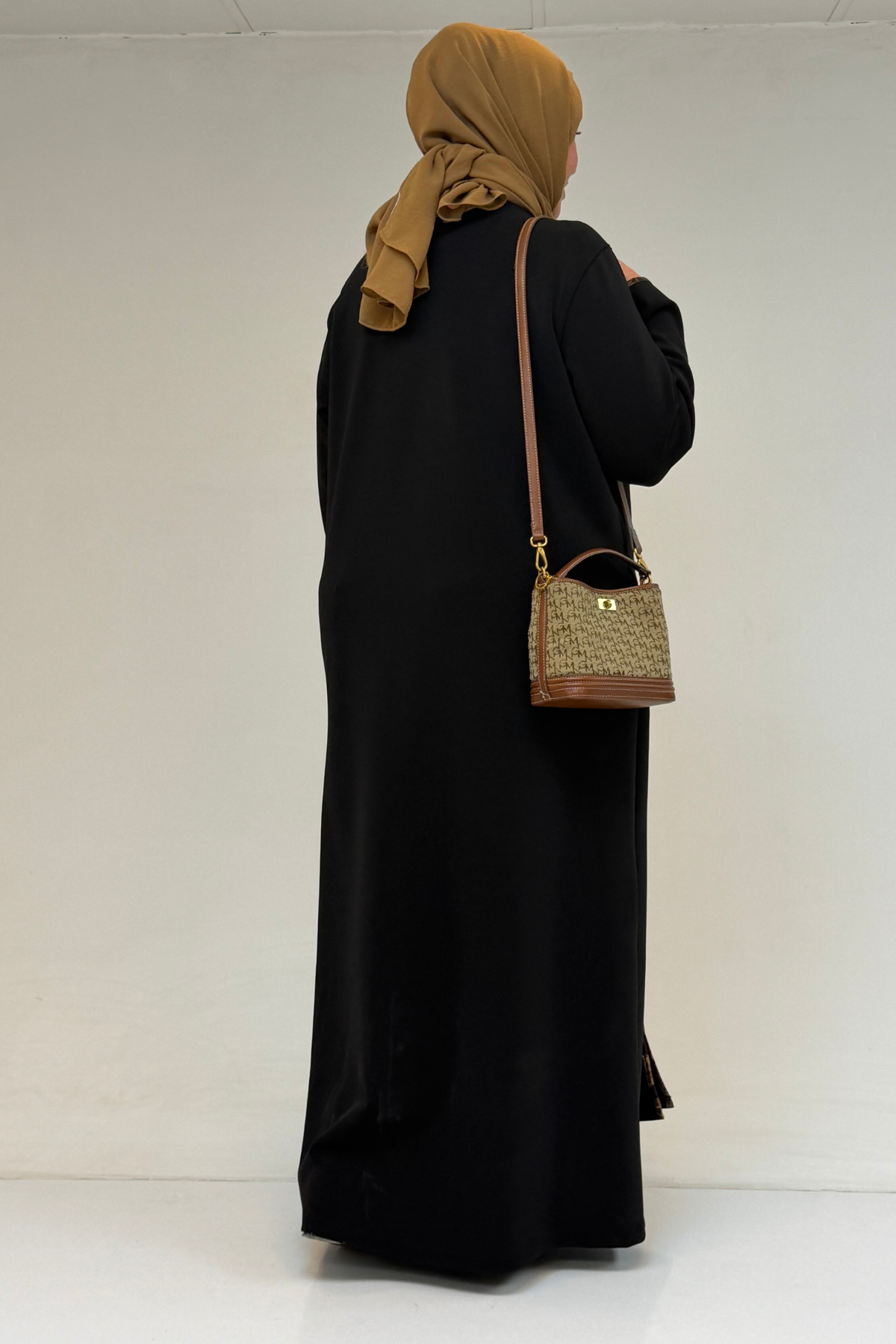 56019 Büyük Beden Biyeli Fermuarlı Hakim Yakalı Çelik Ferace - Siyah