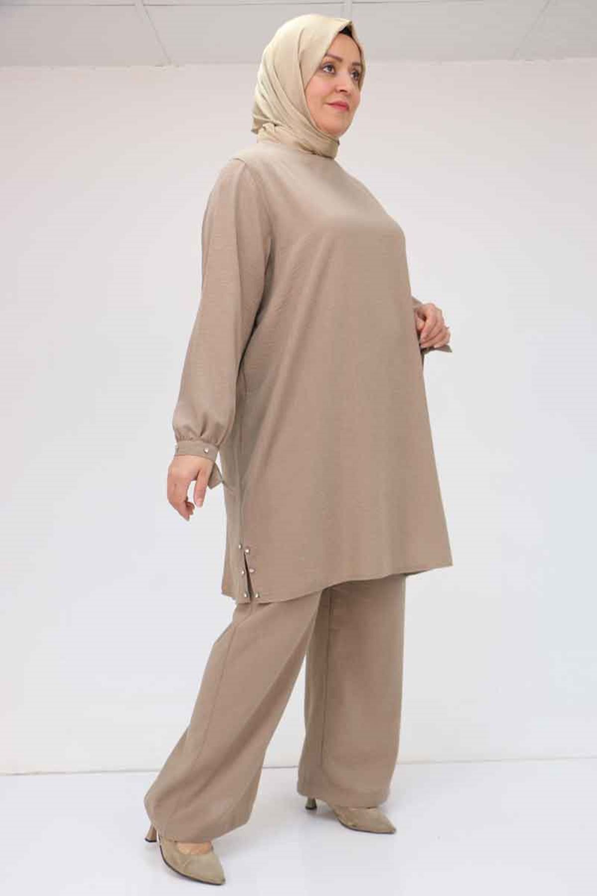 57013 Büyük Beden Kol Manşeti Ve Yırtmacı Taşlı Keten Pantolonlu Takım - Vizon