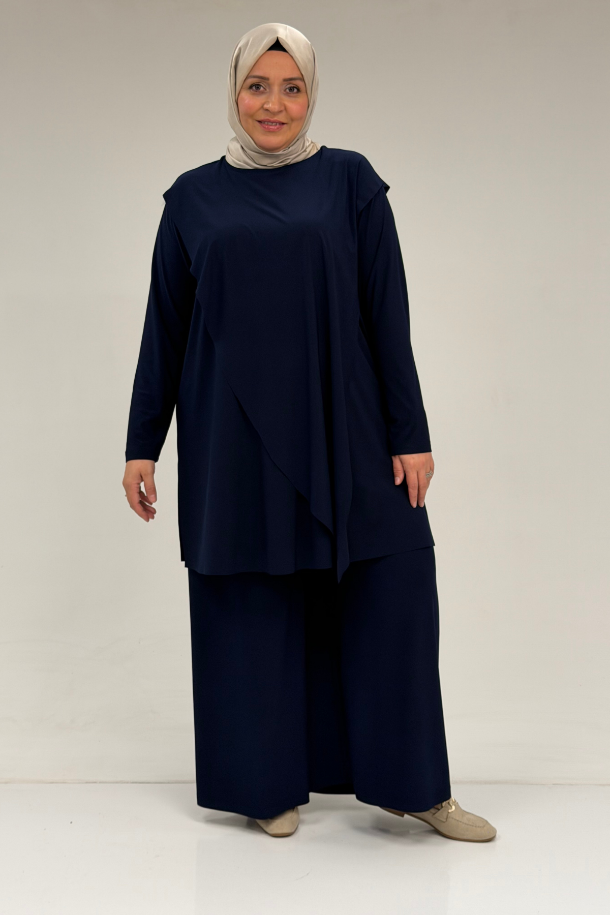 67004 Büyük Beden Önü Ve Arkası Pelerin Detaylı Sandy Pantolonlu Takım - Lacivert