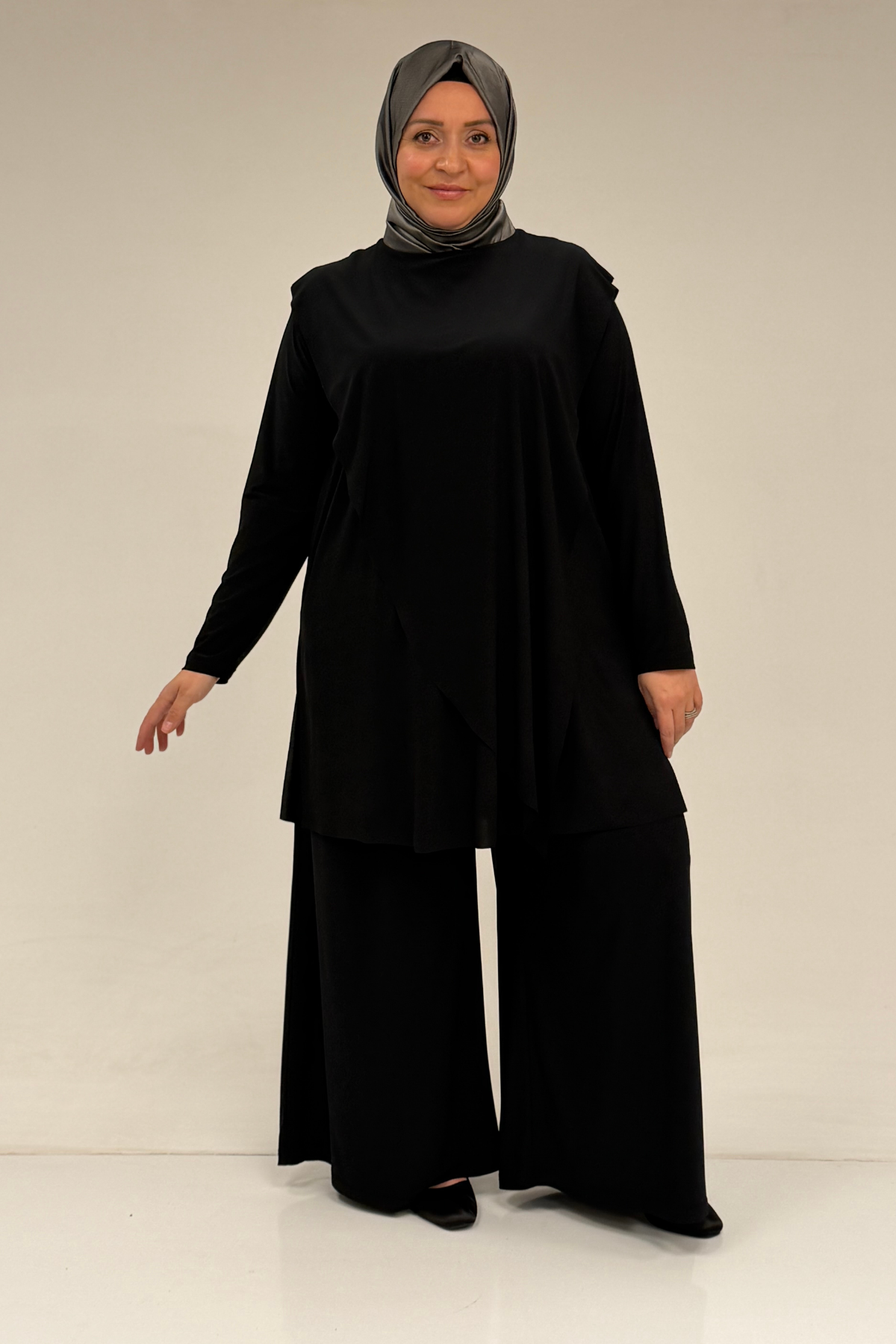 67004 Büyük Beden Önü Ve Arkası Pelerin Detaylı Sandy Pantolonlu Takım - Siyah