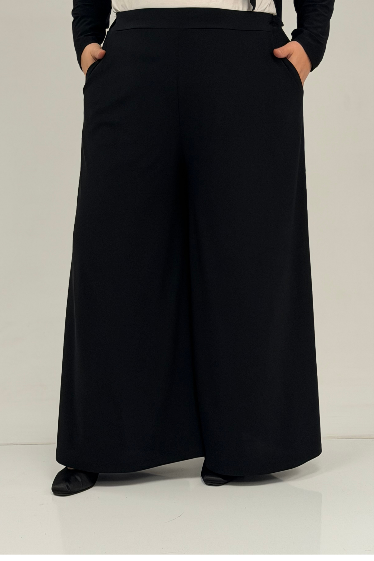 67004 Büyük Beden Önü Ve Arkası Pelerin Detaylı Sandy Pantolonlu Takım - Siyah