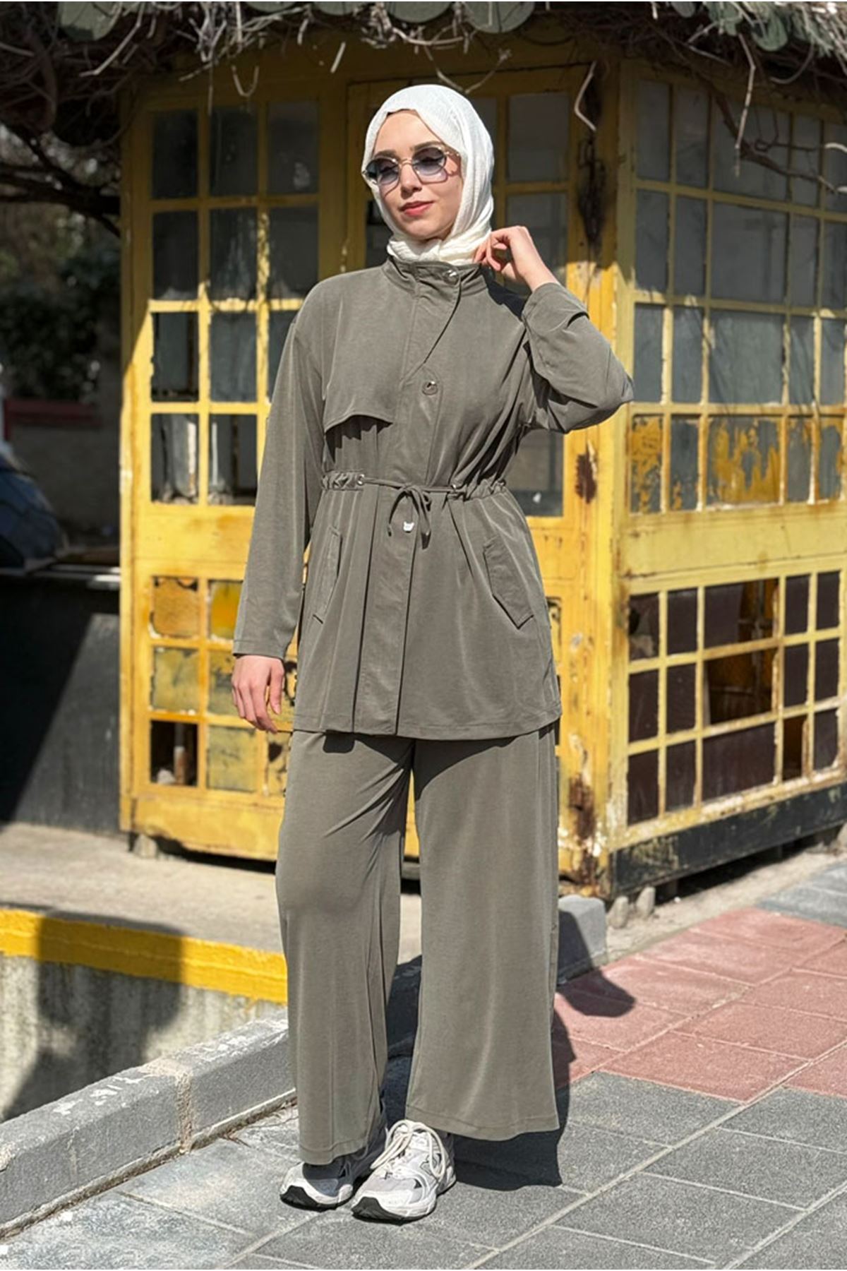 26Y6620 - YEŞİL - BELİ BÜZGÜLÜ HAKİM YAKA TAKIM 