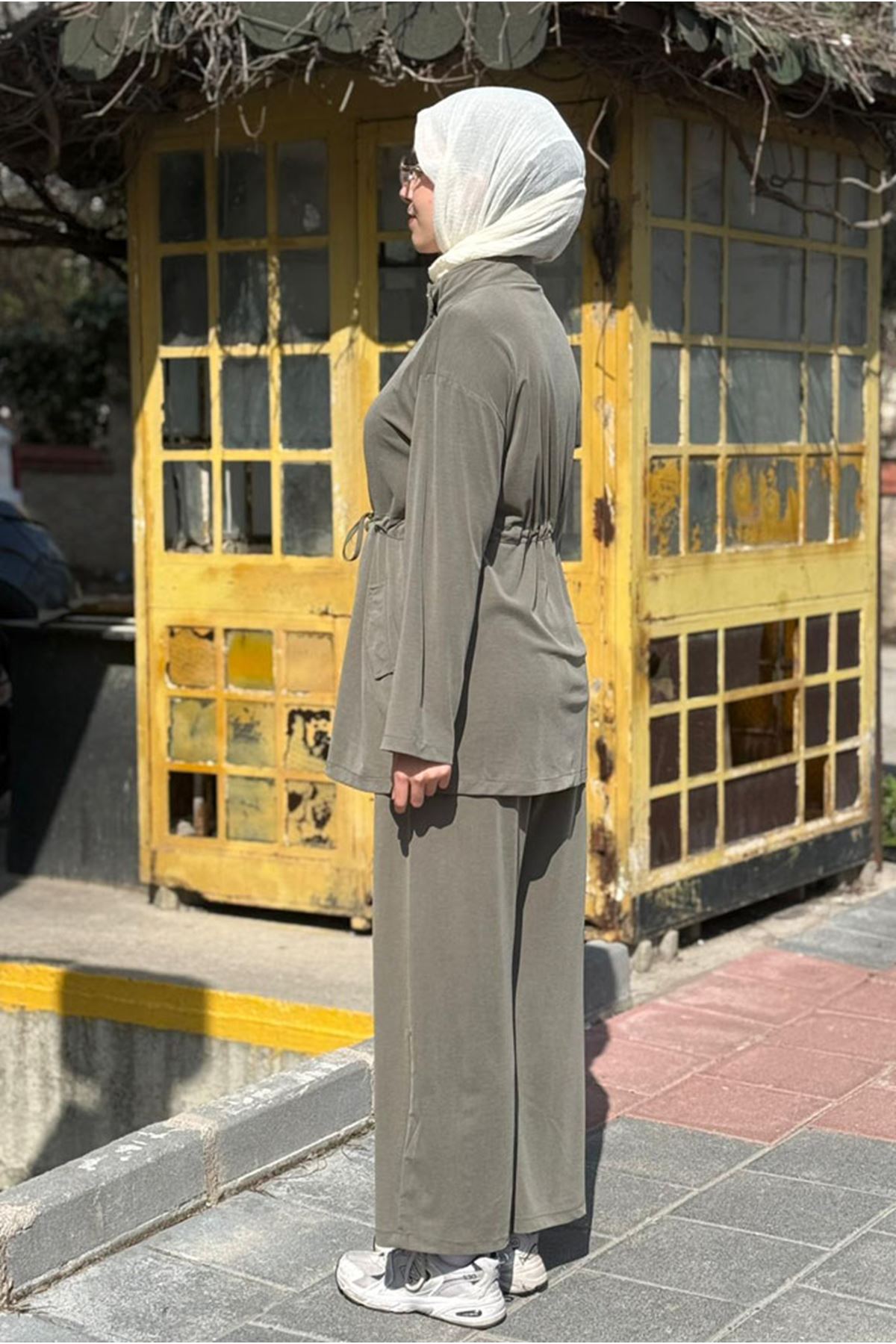 26Y6620 - YEŞİL - BELİ BÜZGÜLÜ HAKİM YAKA TAKIM 