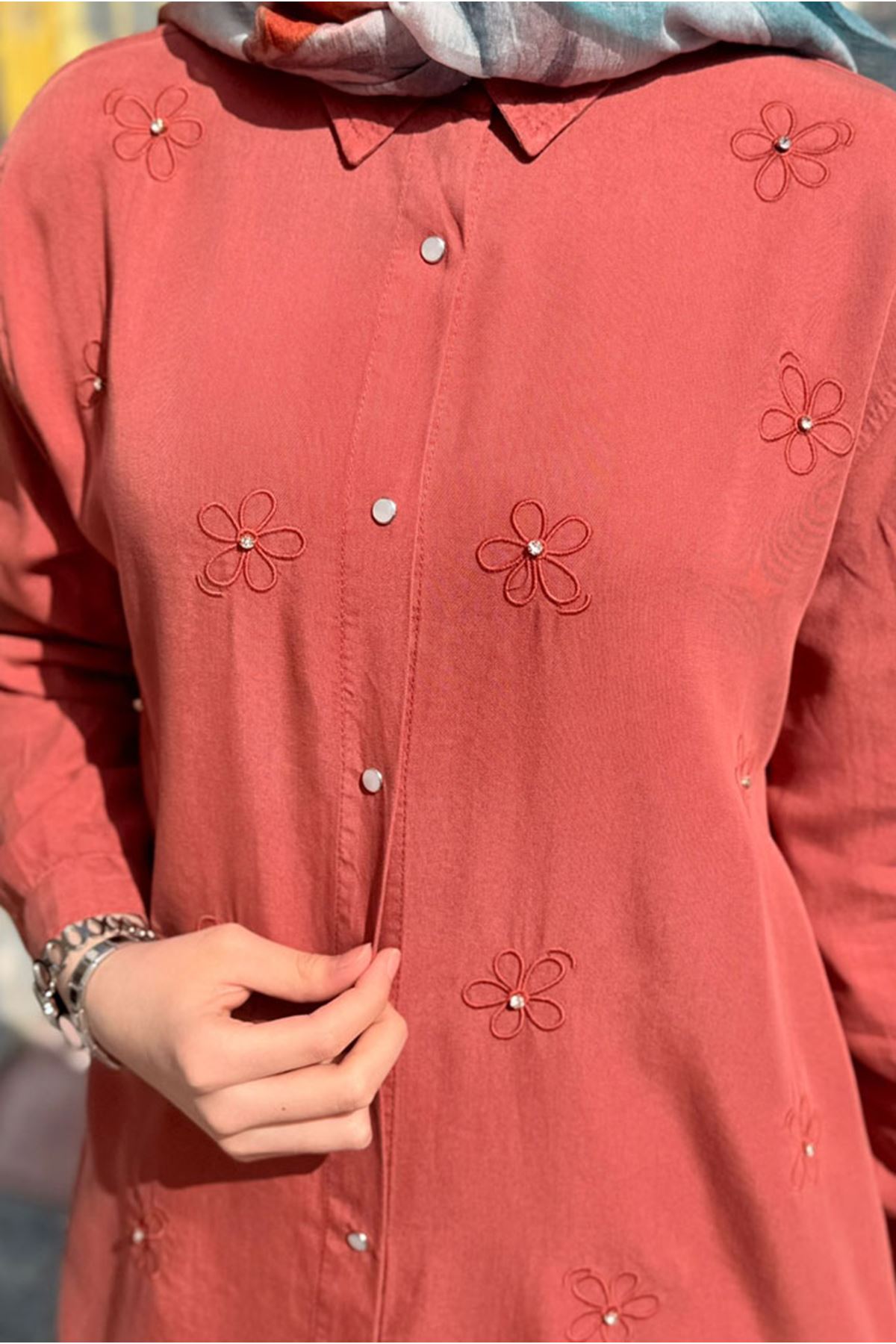 26Y7094 - KİREMİT - ÇİÇEK TAŞLI TENCEL GÖMLEK