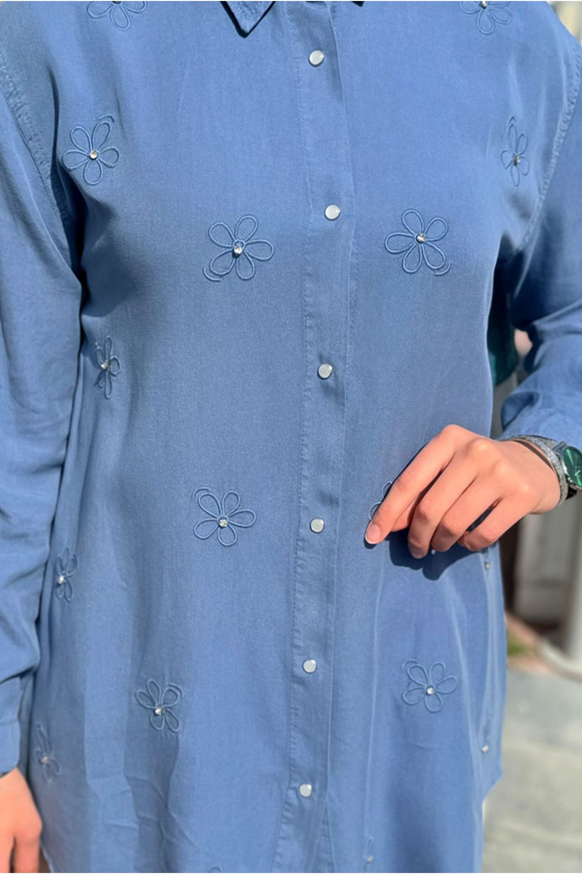 26Y7094 - MAVİ - ÇİÇEK TAŞLI TENCEL GÖMLEK 