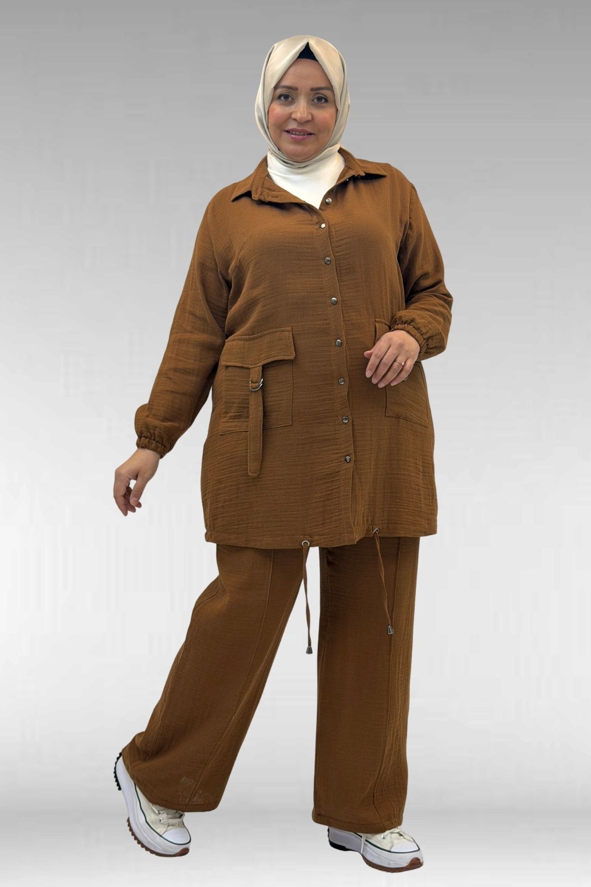67015 Büyük Beden Cepleri D Toka Detaylı Müslin Pantolonlu Takım - Kahve