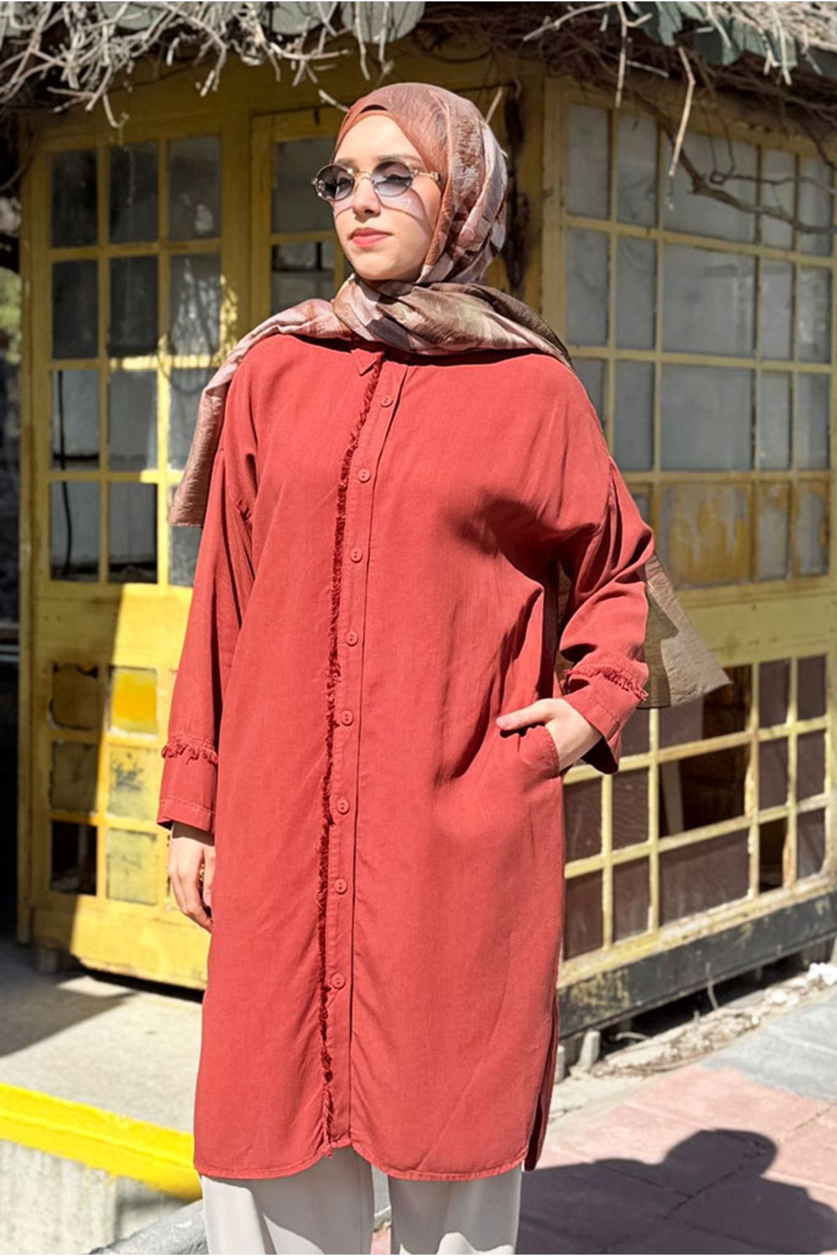 26Y7086 - KİREMİT -  UZUN PÜSKÜL DETAY TENSEL GÖMLEK 