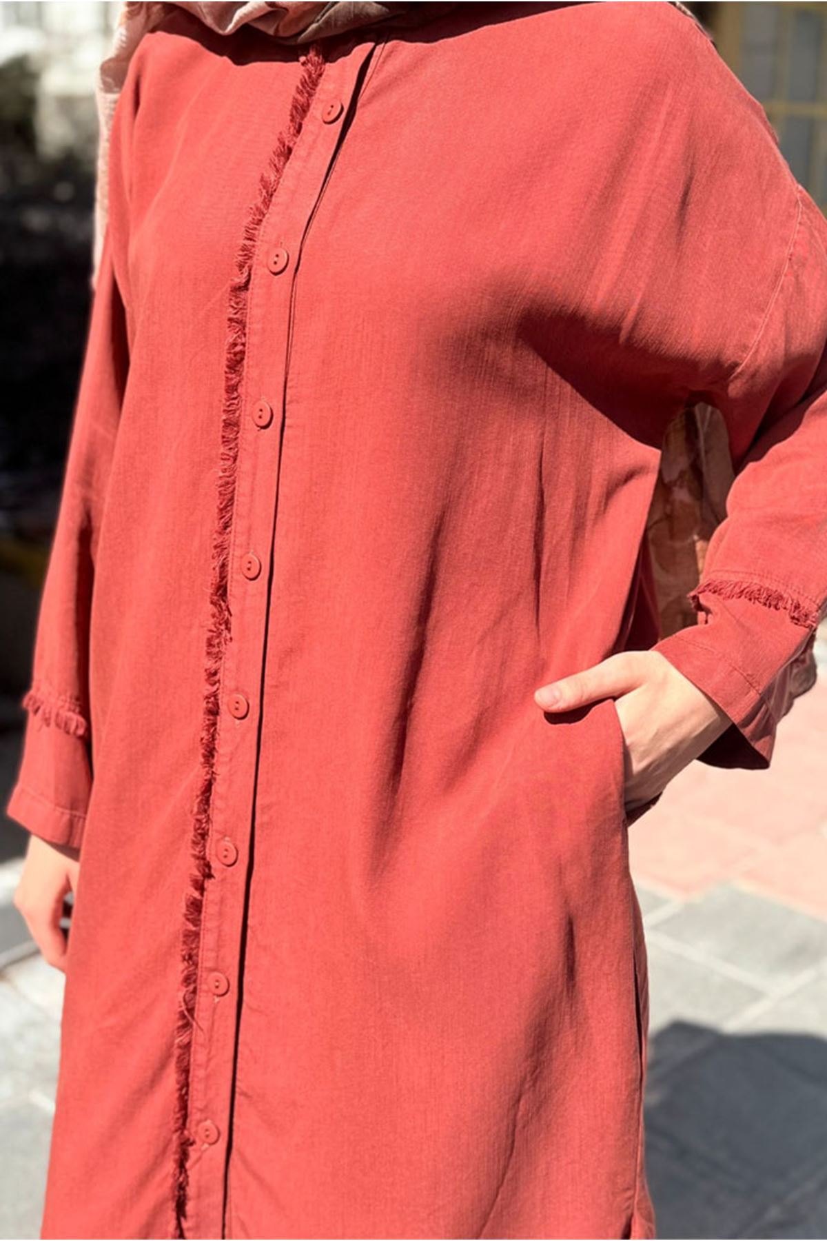 26Y7086 - KİREMİT -  UZUN PÜSKÜL DETAY TENSEL GÖMLEK 