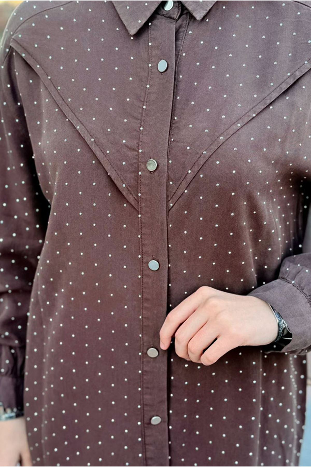 26Y6510 - KAHVE - TAŞLI TENCEL GÖMLEK 