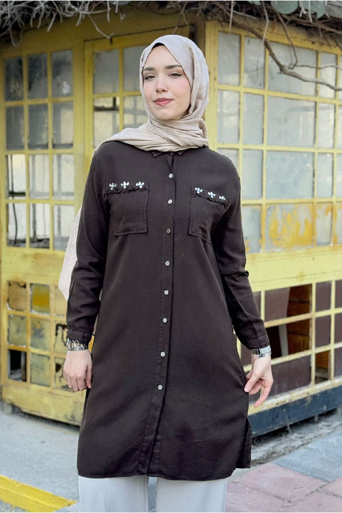 26Y6525 - ACI KAHVE - TAŞLI PÜSKÜL DETAY UZUN TENCEL GÖMLEK