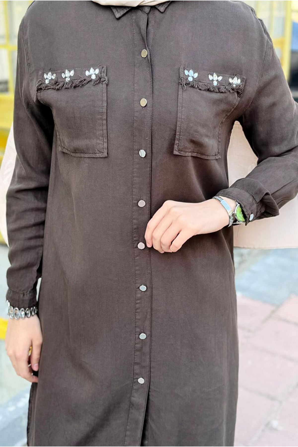 26Y6525 - ACI KAHVE - TAŞLI PÜSKÜL DETAY UZUN TENCEL GÖMLEK