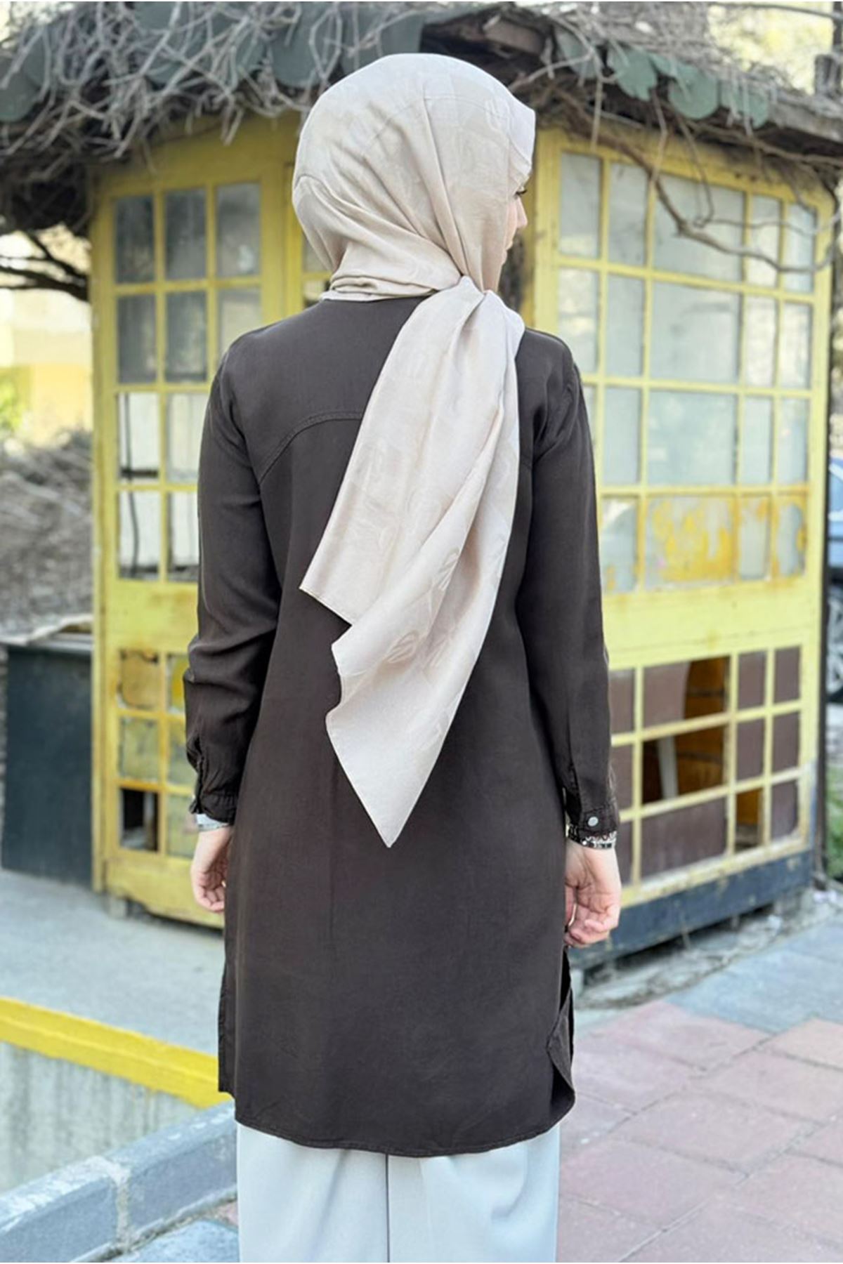 26Y6525 - ACI KAHVE - TAŞLI PÜSKÜL DETAY UZUN TENCEL GÖMLEK