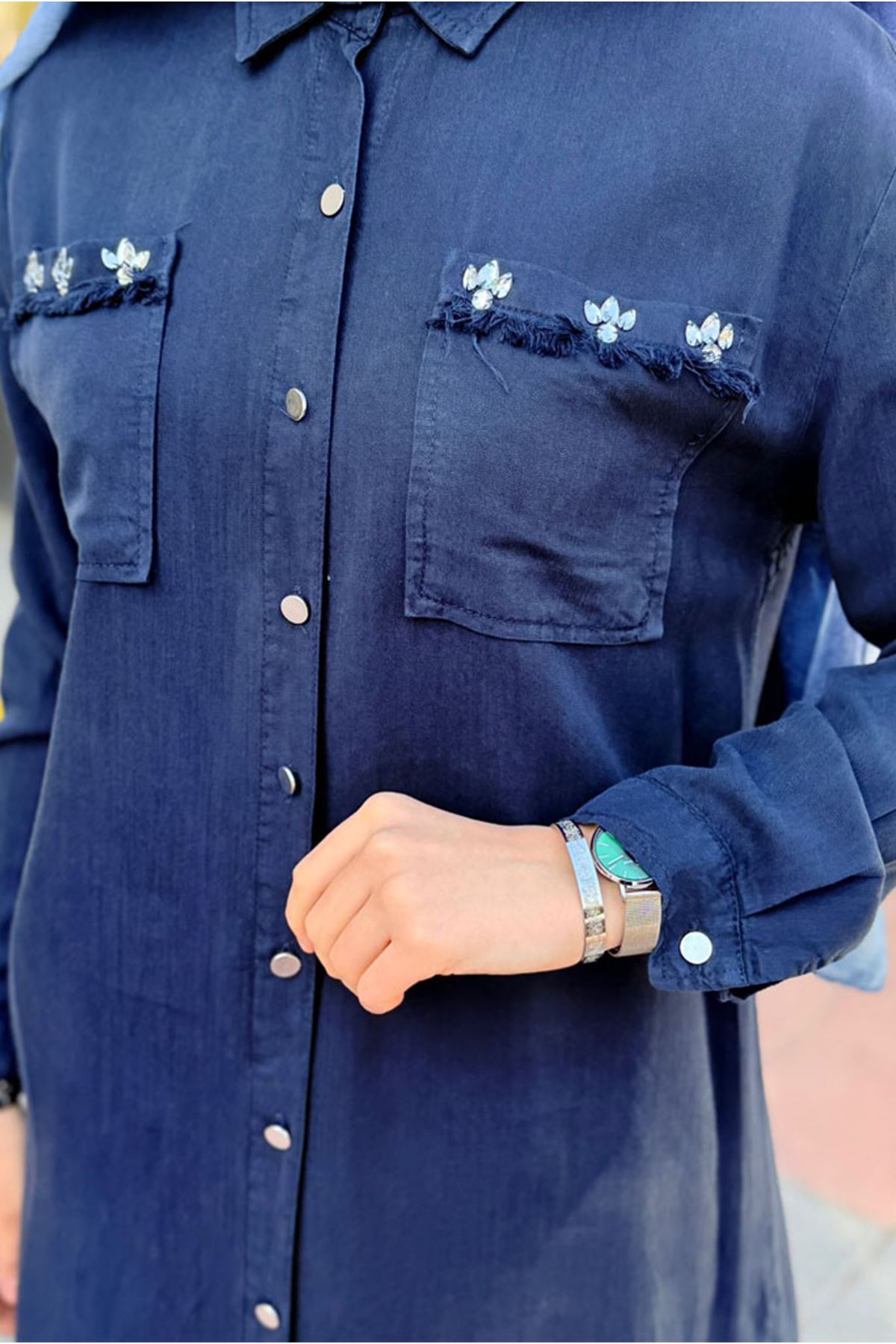 26Y6525 - LACİVERT - TAŞLI PÜSKÜL DETAY UZUN TENCEL GÖMLEK