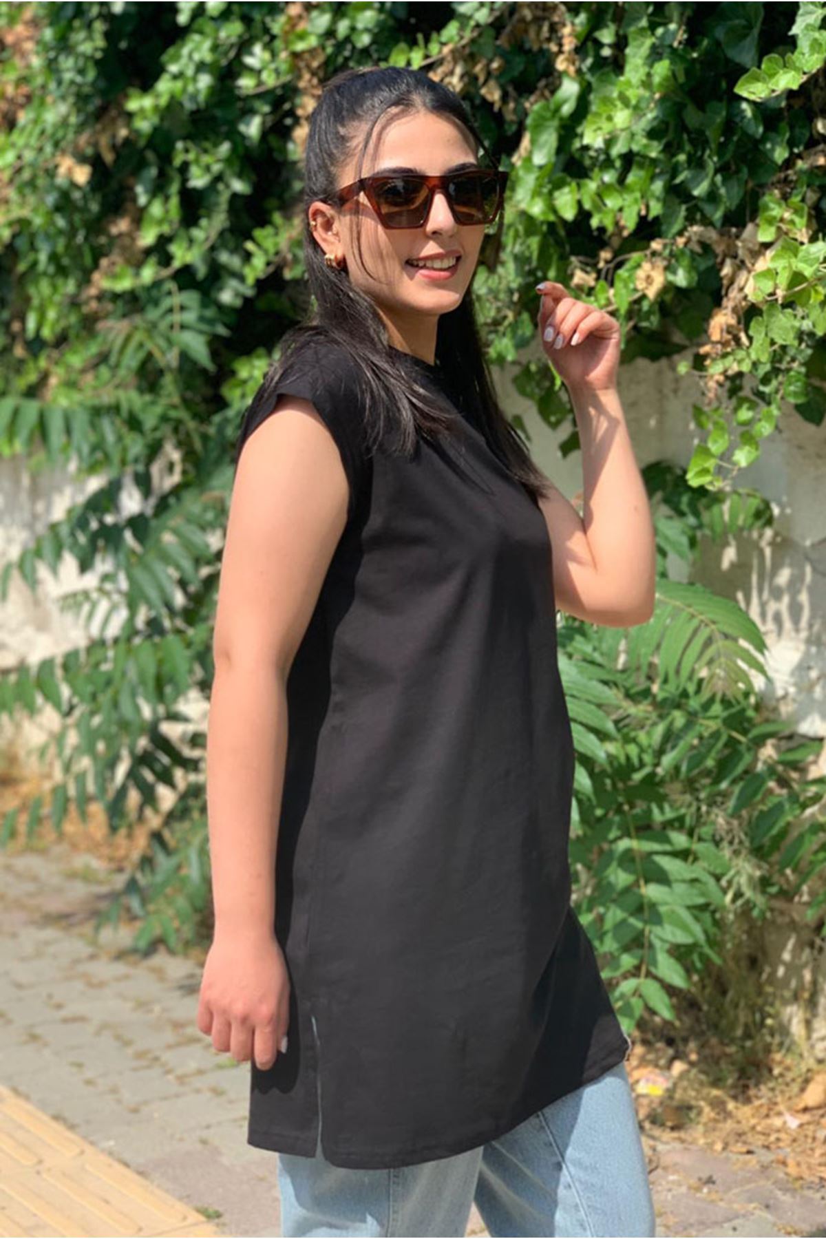 25Y3725 - SİYAH - OMUZU BİYELİ KOLSUZ TUNİK