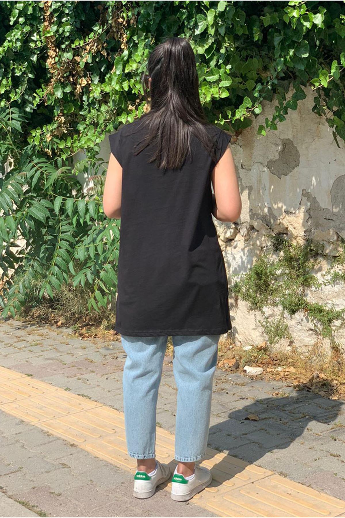 25Y3725 - SİYAH - OMUZU BİYELİ KOLSUZ TUNİK