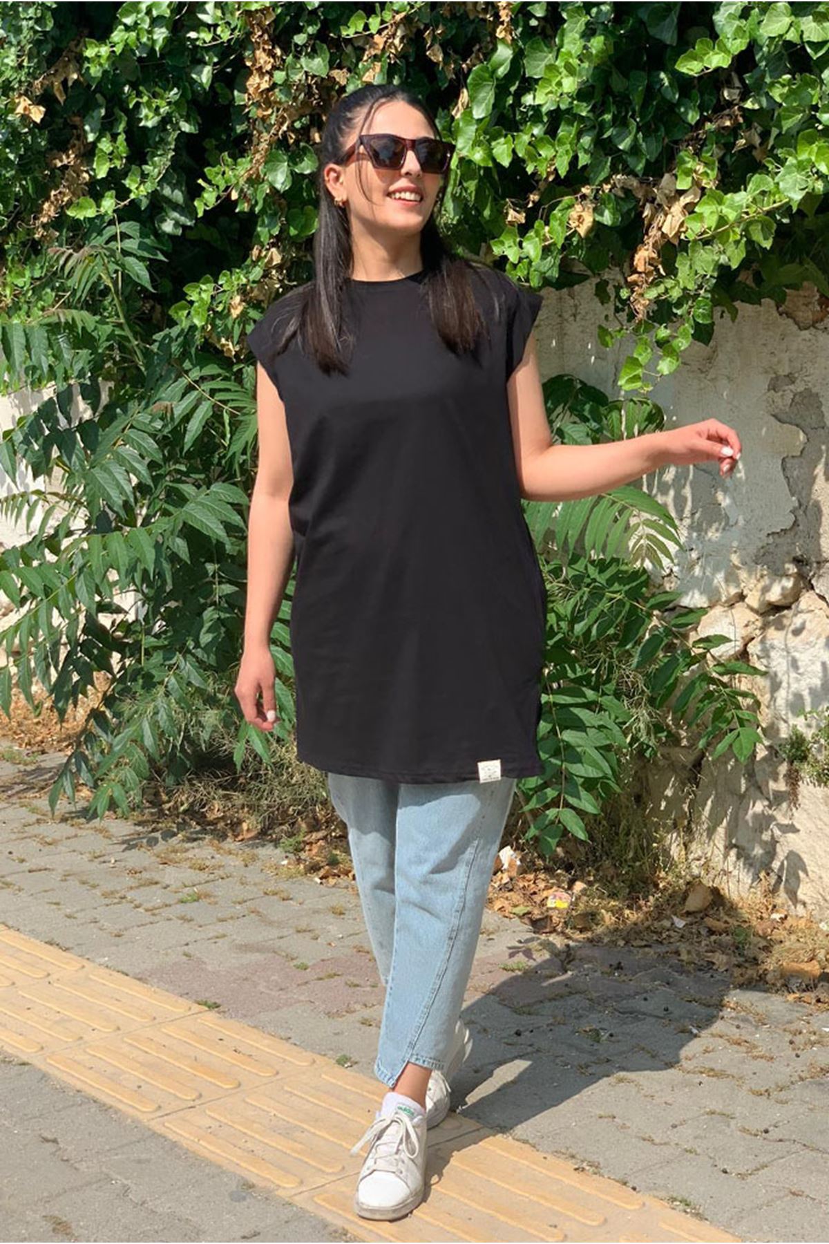 25Y3725 - SİYAH - OMUZU BİYELİ KOLSUZ TUNİK