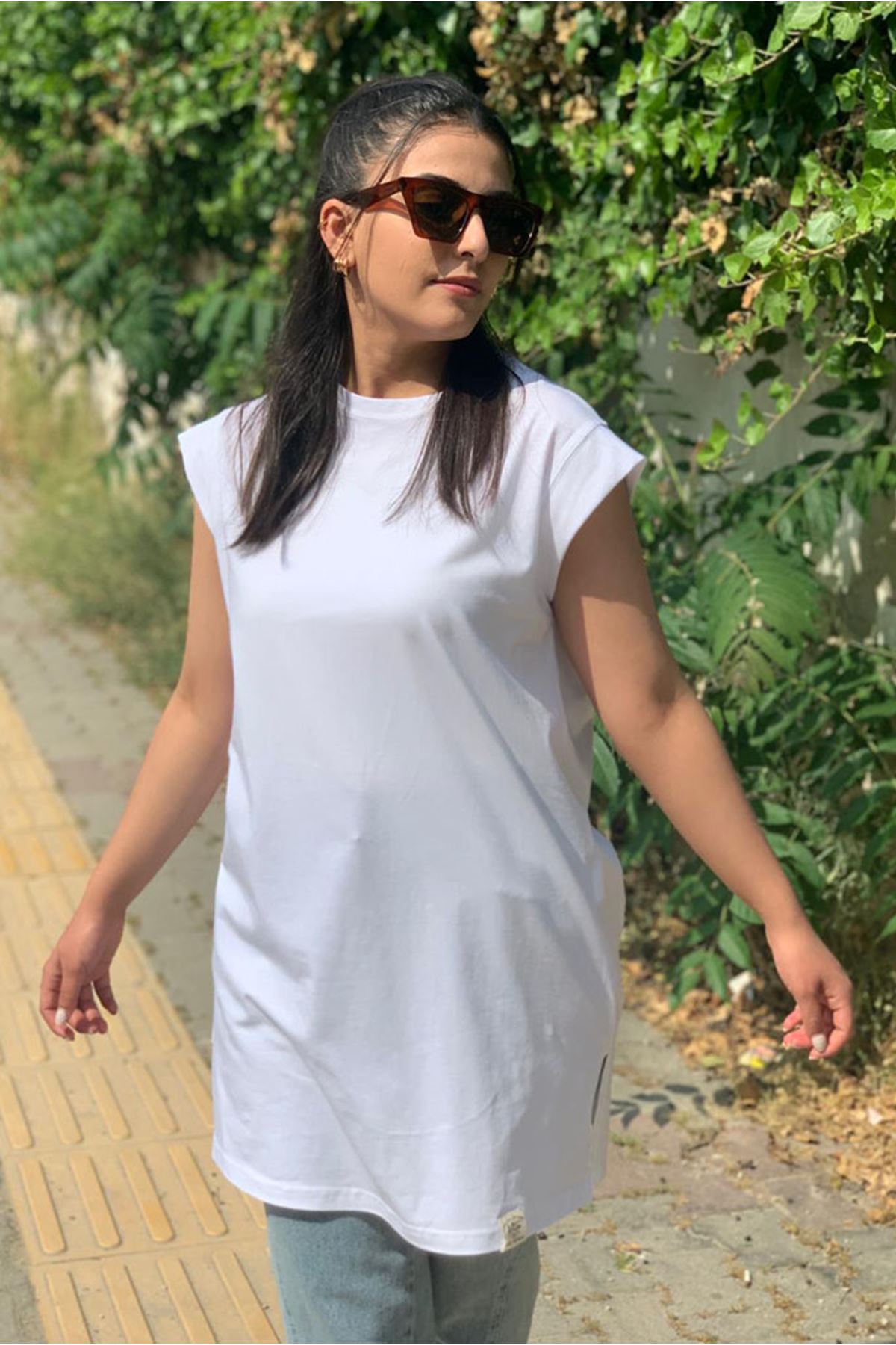 25Y3725 - BEYAZ- OMUZU BİYELİ KOLSUZ TUNİK