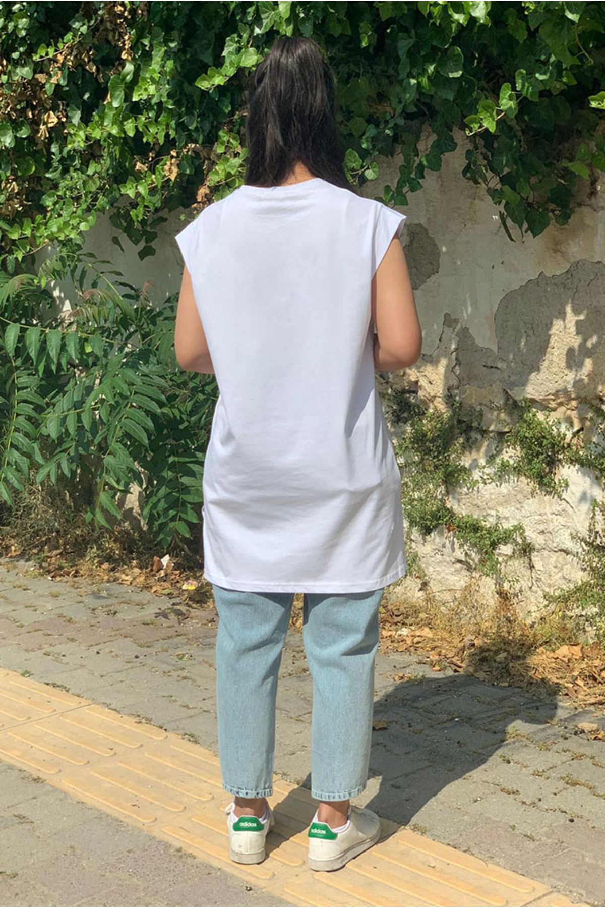 25Y3725 - BEYAZ- OMUZU BİYELİ KOLSUZ TUNİK