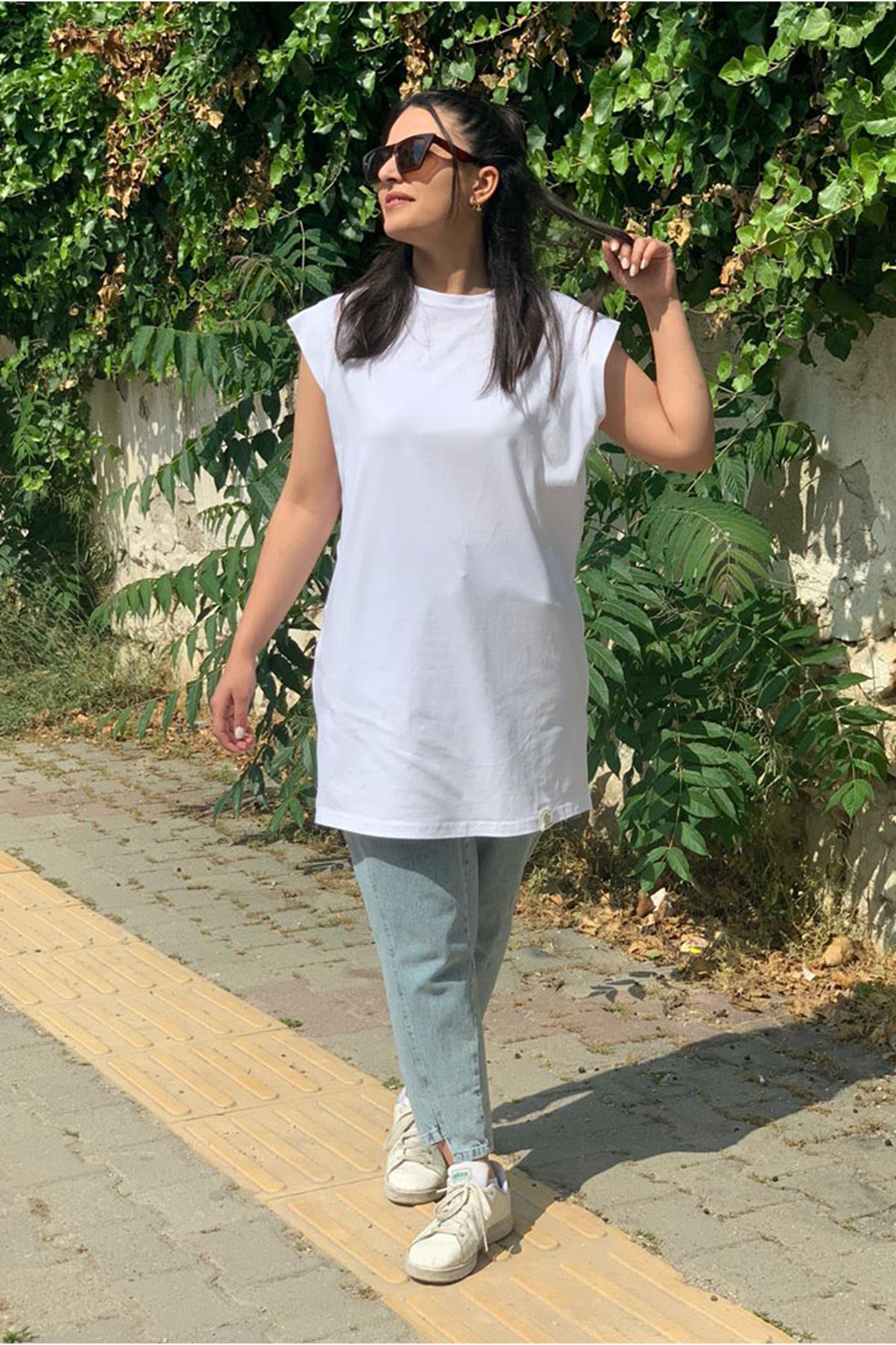 25Y3725 - BEYAZ- OMUZU BİYELİ KOLSUZ TUNİK