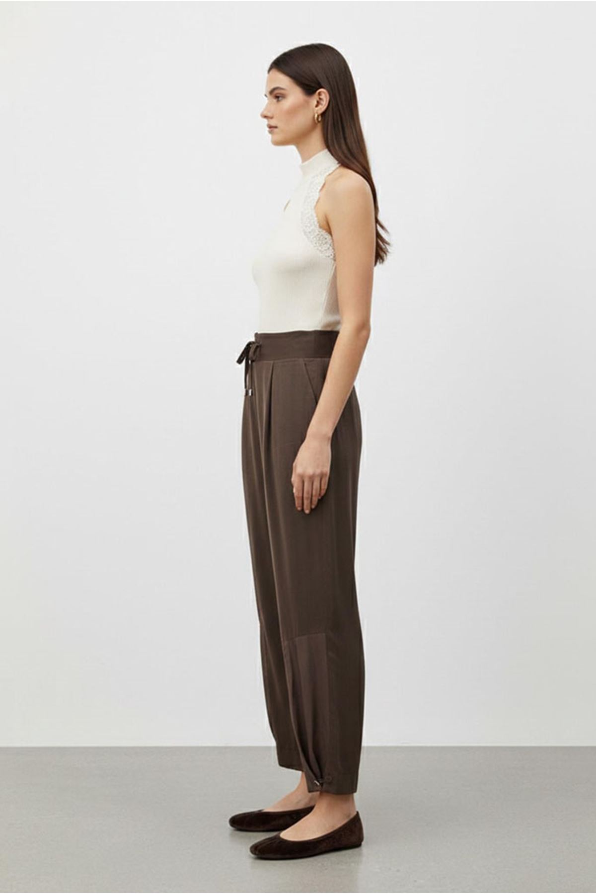 26Y7395 - KAHVE - PAÇASI BÜZGÜLÜ TENCEL PANTOLON 