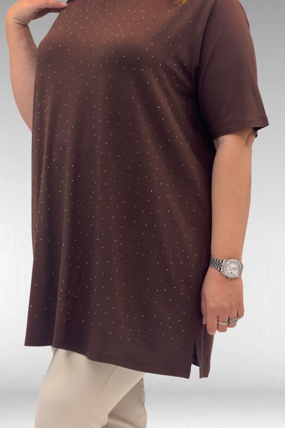 68501 Büyük Beden Yakası Biyeli Önü Taşlı Penye Tişört - Kahve