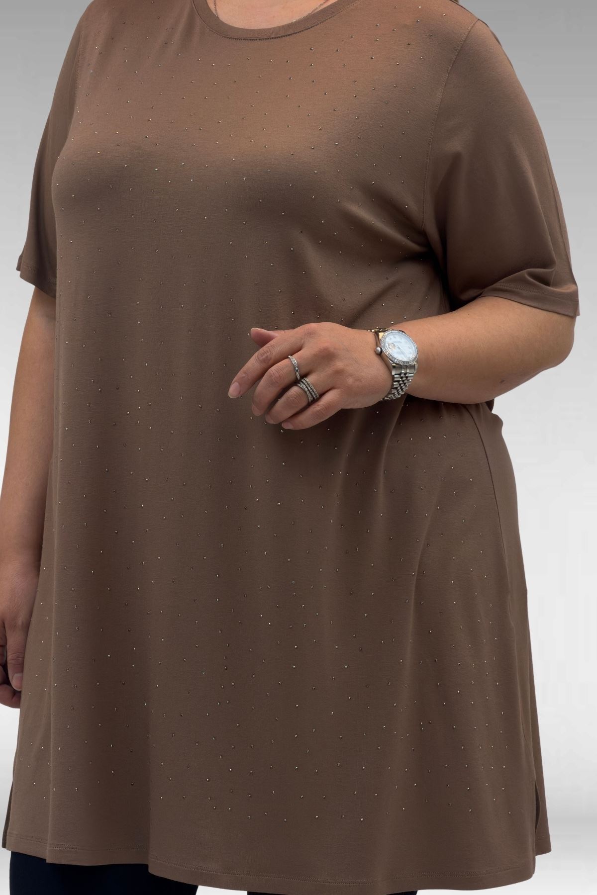 68501 Büyük Beden Yakası Biyeli Önü Taşlı Penye Tişört - Vizon