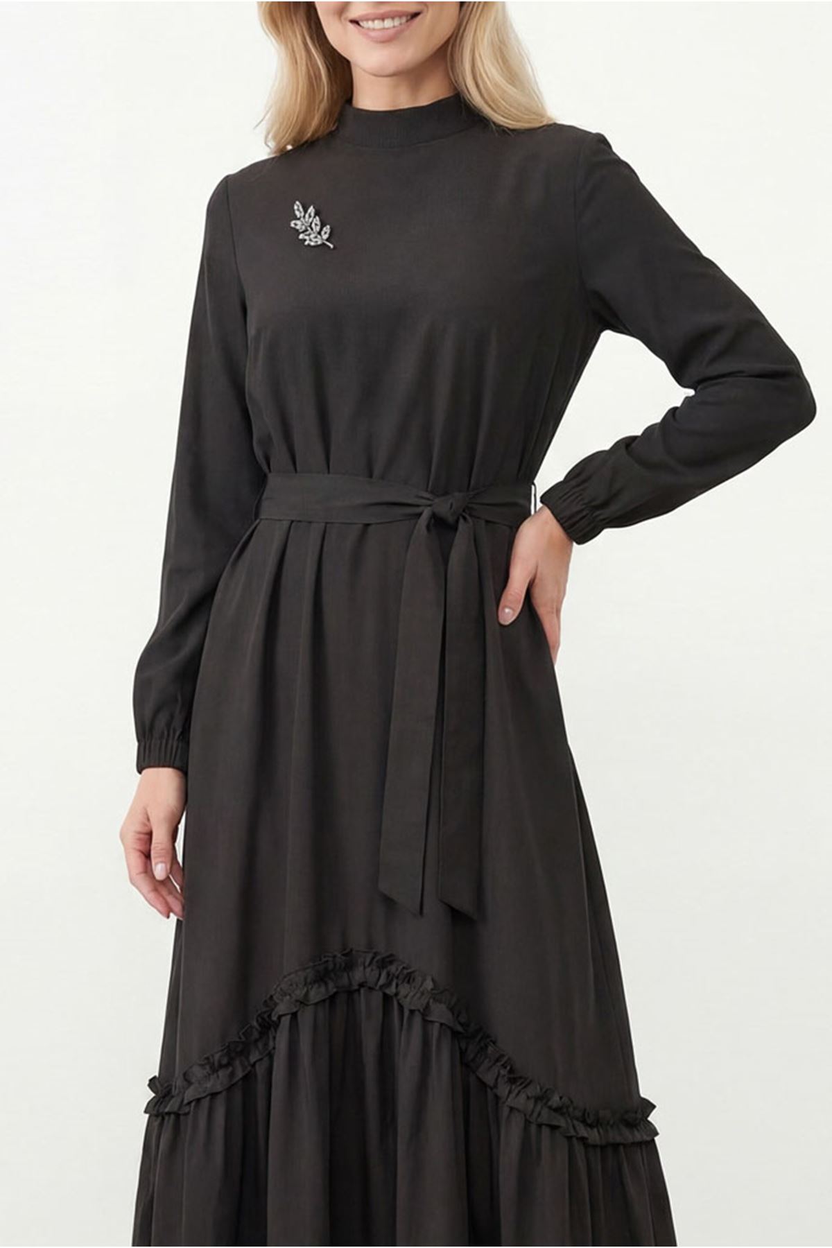 26Y7436 - SİYAH - BROŞLU FIRFIRLI ELBİSE