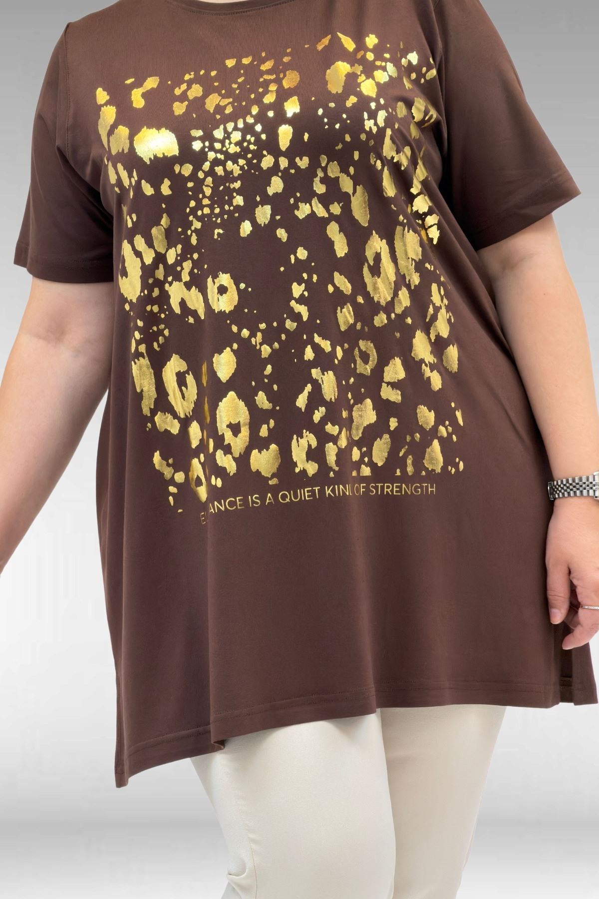 68502 Büyük Beden  Yakası Biyeli Önü Baskılı Penye Tişört - Kahve