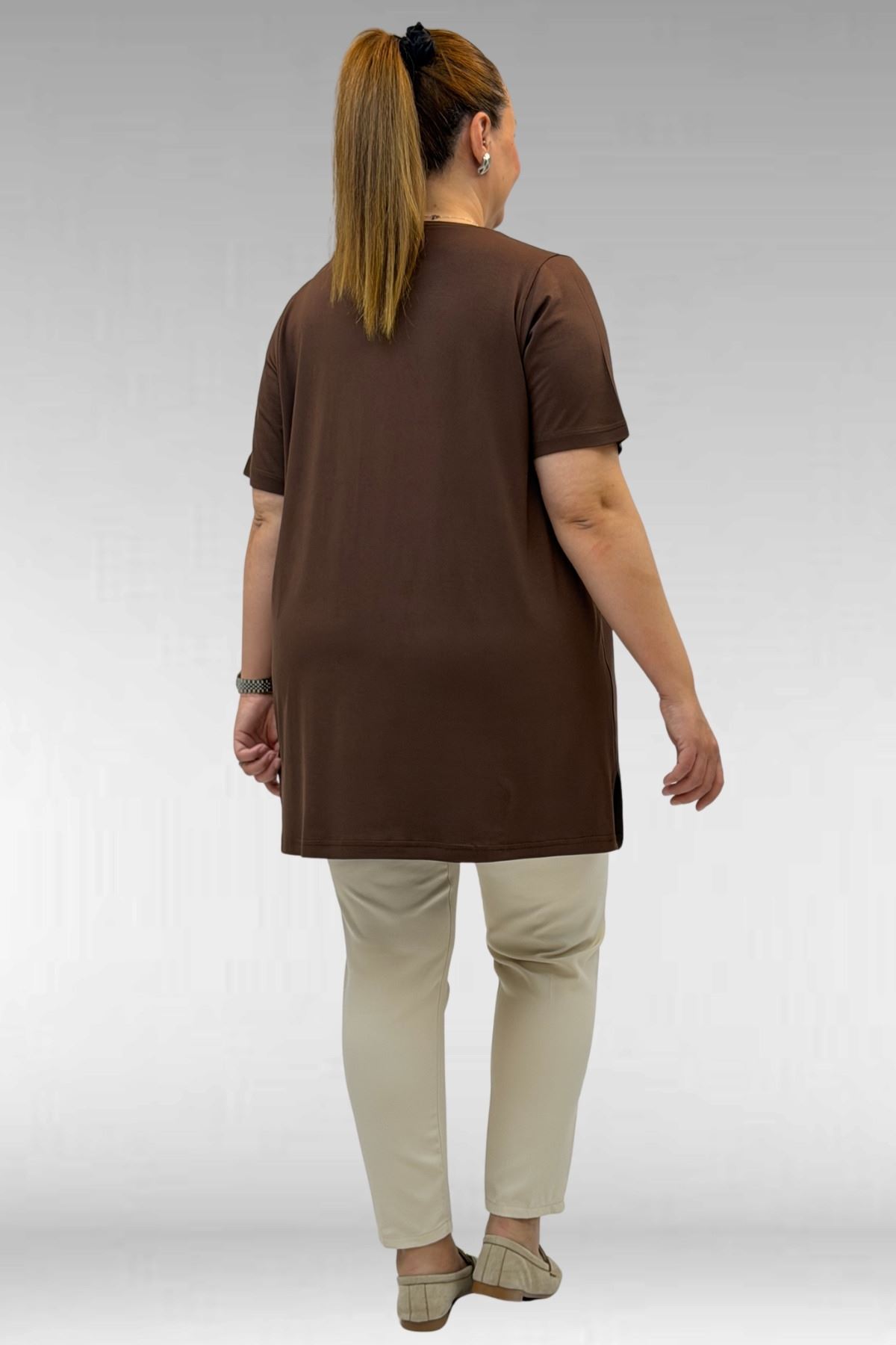 68502 Büyük Beden  Yakası Biyeli Önü Baskılı Penye Tişört - Kahve