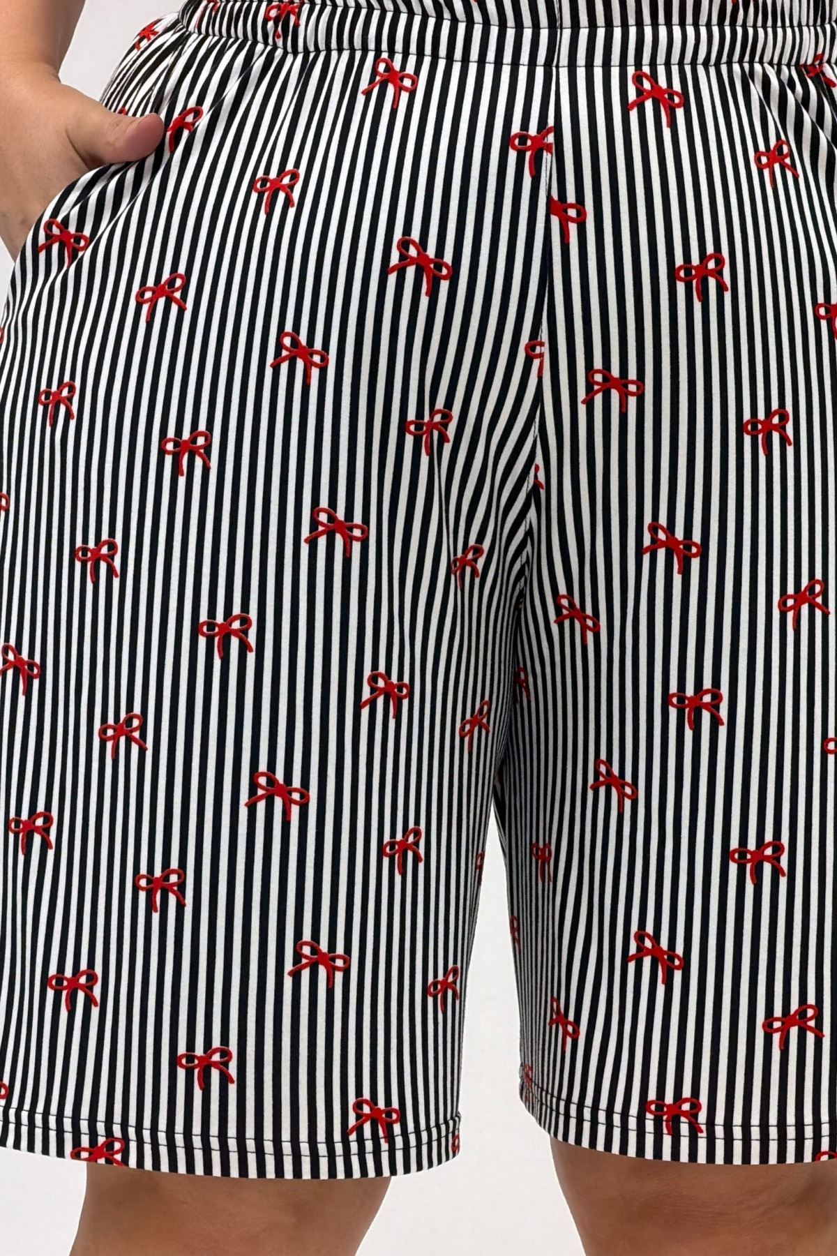 67805 Büyük Beden Desenli Şort-Tişört Pijama Takımı - Kırmızı Kurdele Desenli