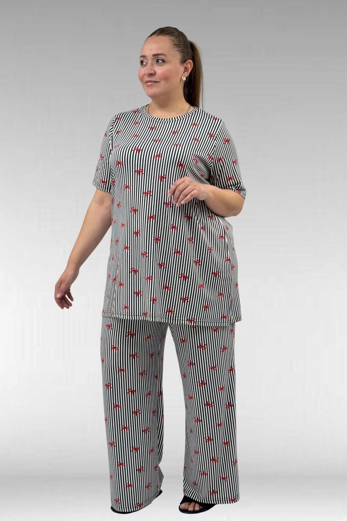 67801 Büyük Beden Kısakol Desenli  Pijama Takımı - Kırmızı Kurdele Desenli