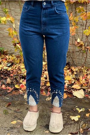 25K4528 - KOYU MAVİ - PAÇASI TAŞ VE GÜPÜR DETAYLI DENİM PANTOLON