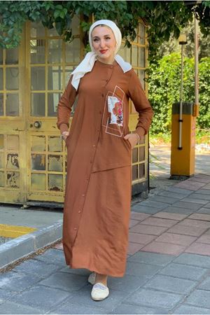 25Y3533 - KAHVE - SATEN DETAY TAM BOY DÜĞMELİ  ELBİSE