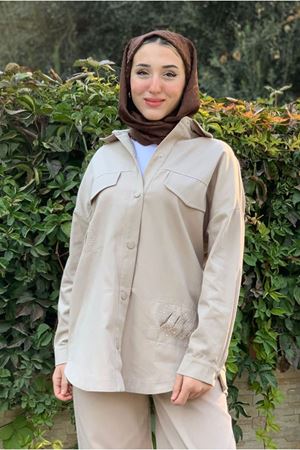 26K5287 - BEJ - SIRTI ÖRME DETAYLI GABARDİN CEKET