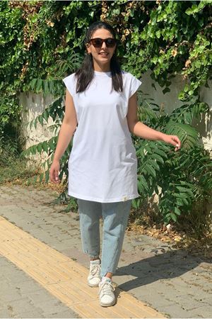 25Y3725 - BEYAZ- OMUZU BİYELİ KOLSUZ TUNİK