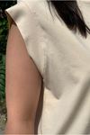 22Y3725 - BEJ - OMUZU BİYELİ KOLSUZ TUNİK