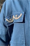 26K5098 - İNDİGO - CEPLERİ DALGA TAŞLI GABARDİN CEKET